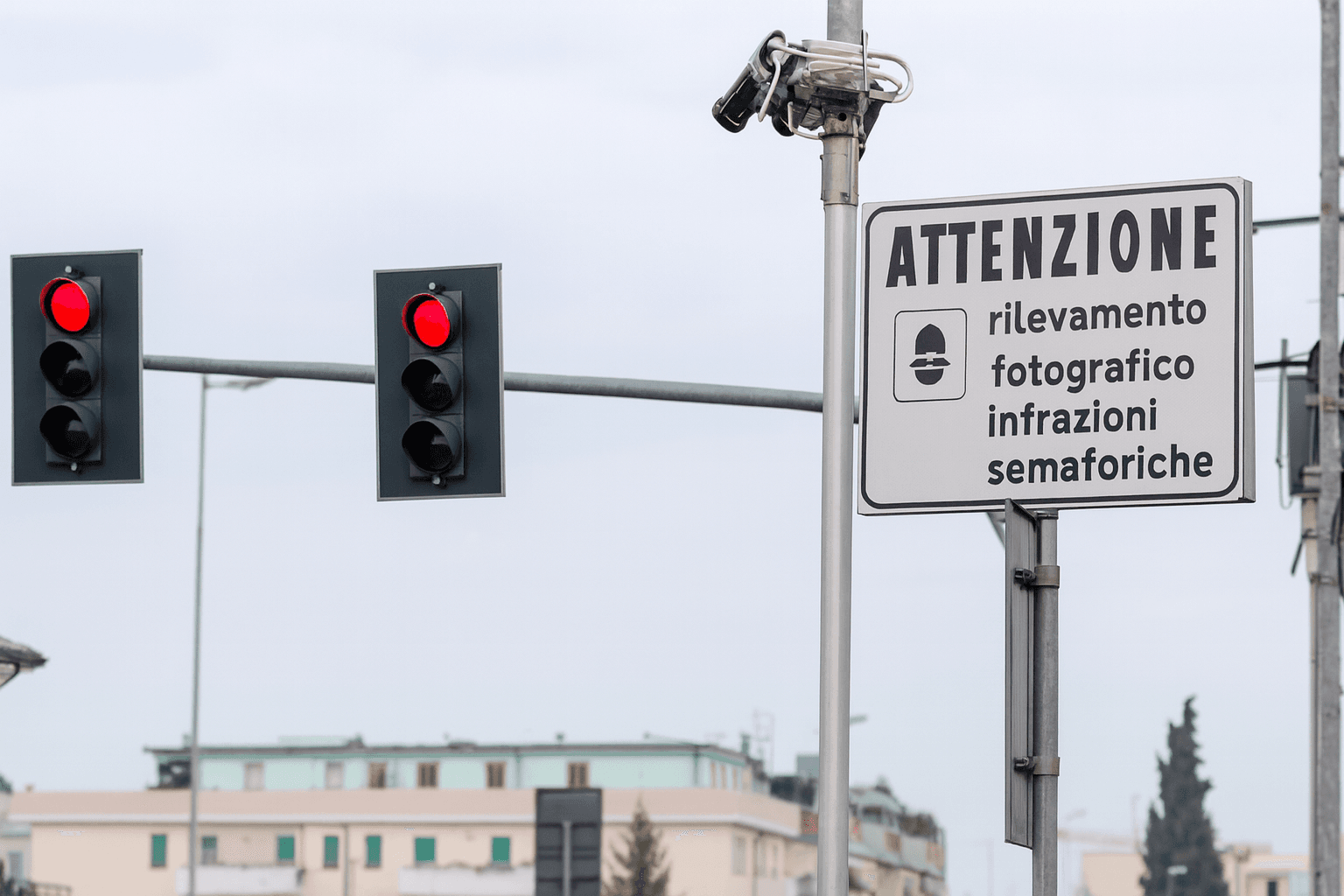 Come funzionano i sistemi T-Red ai semafori?